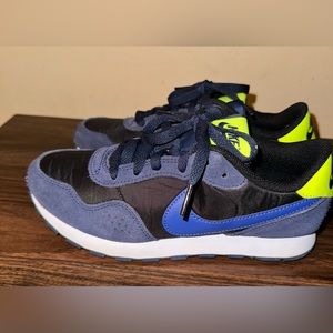 Nike boys shoe, size 4.5, blue.